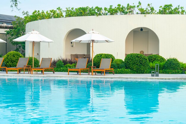 Guarda-chuva com piscina de cama ao redor da piscina com fundo do mar oceano