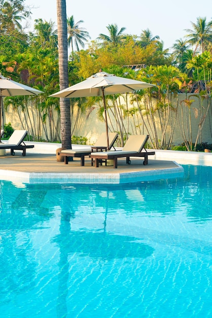 Guarda-chuva com piscina de cama ao redor da piscina com fundo do mar oceano