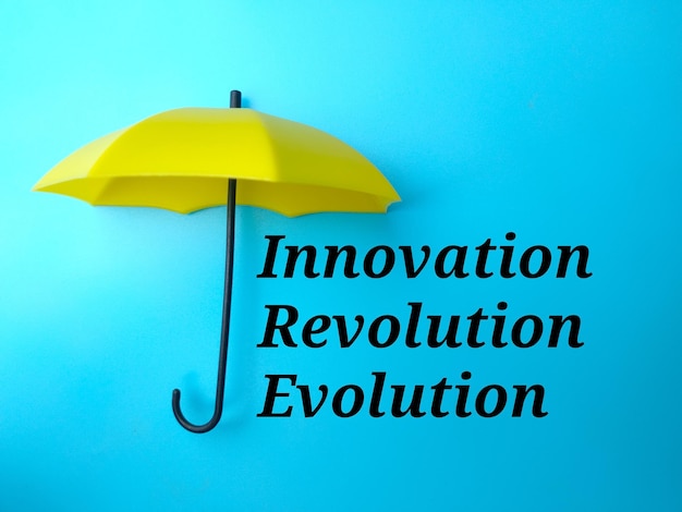 Guarda-chuva com texto Innovation Revolution Evolution em um fundo azul