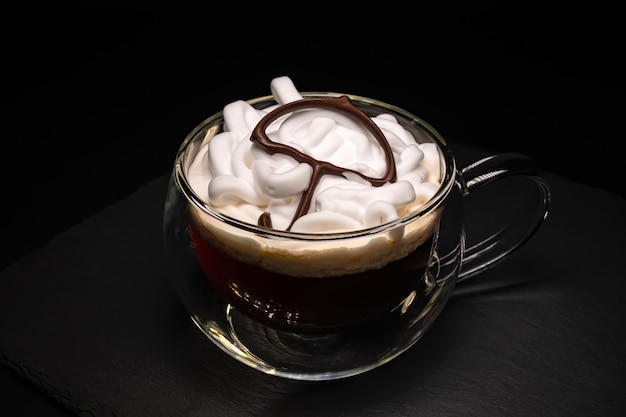 Guarda-chuva de chocolate impresso em 3D em xícara de café com leite
