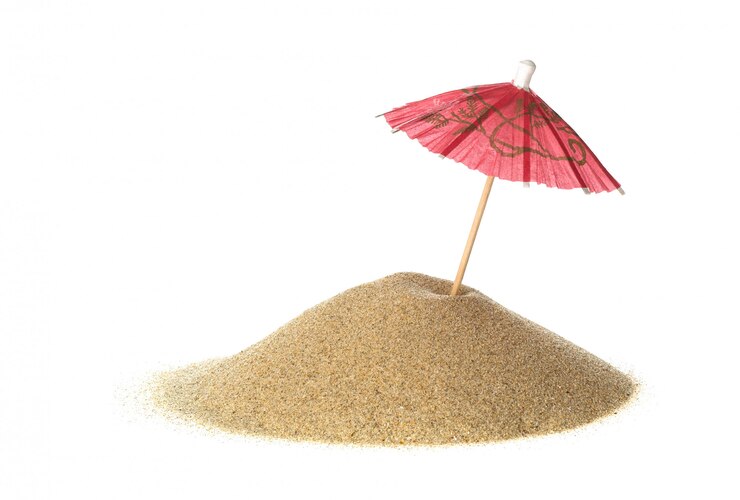 Guarda-chuva de coquetel na areia em branco