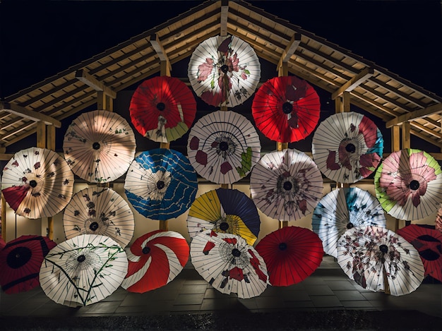 guarda-chuva de papel japonês fundo chinês tradicional exibição de guarda-chuvas