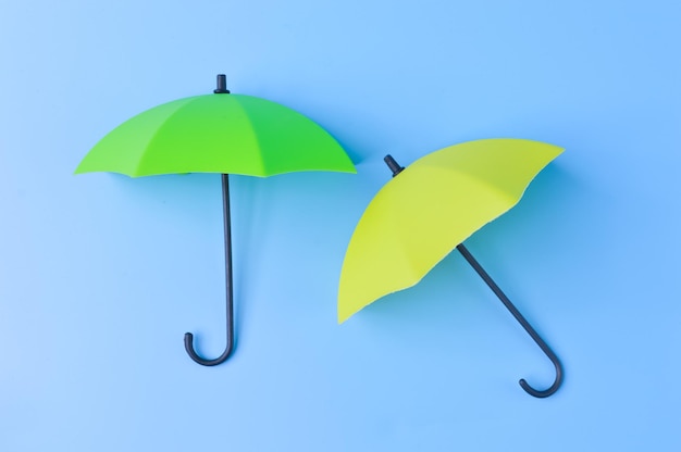 Guarda-chuva verde e amarelo isolado em um fundo azul