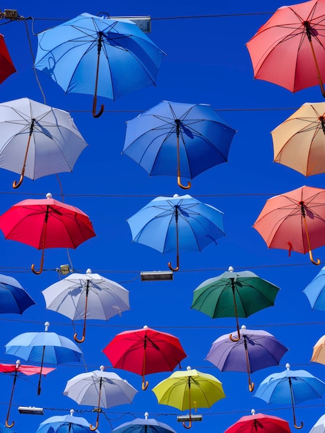 Guarda-chuvas coloridos e lindos pendurados na decoração das ruas da cidade