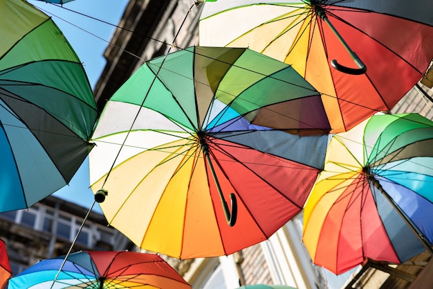 guarda-chuvas de cores diferentes destituem a decoração de rua para turistas