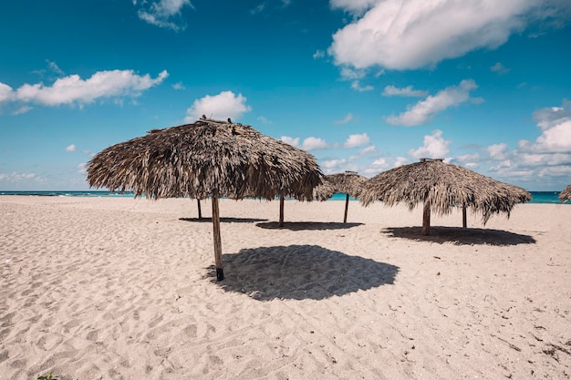 Guarda-chuvas na areia no resort na praia de Varadero em Cuba