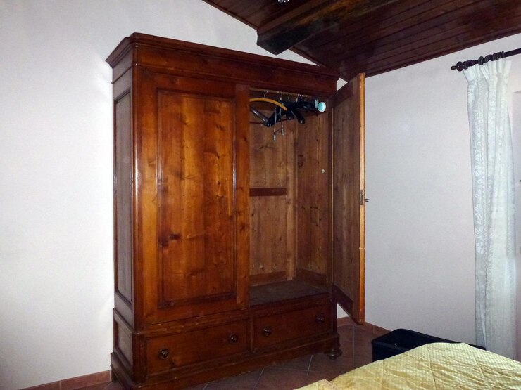 Foto guarda-roupa antigo de madeira vintage no interior do quarto em apartamento ou hotel com design clássico