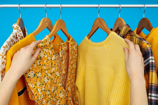 Foto guarda-roupa com roupas diferentes conceito de roupas diferentes