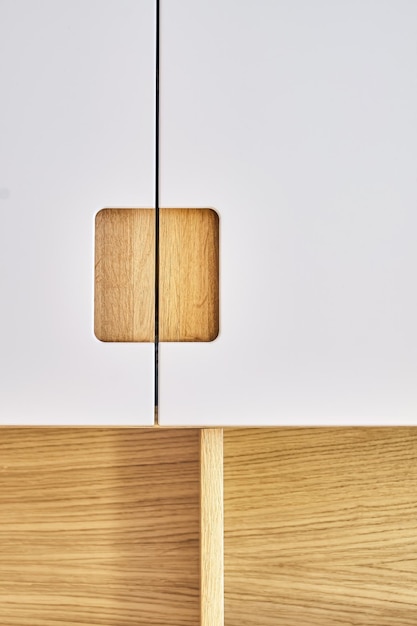 Guarda-roupa de madeira moderno com design plano de puxar o dedo e portas de armário cinza claro vista aproximada