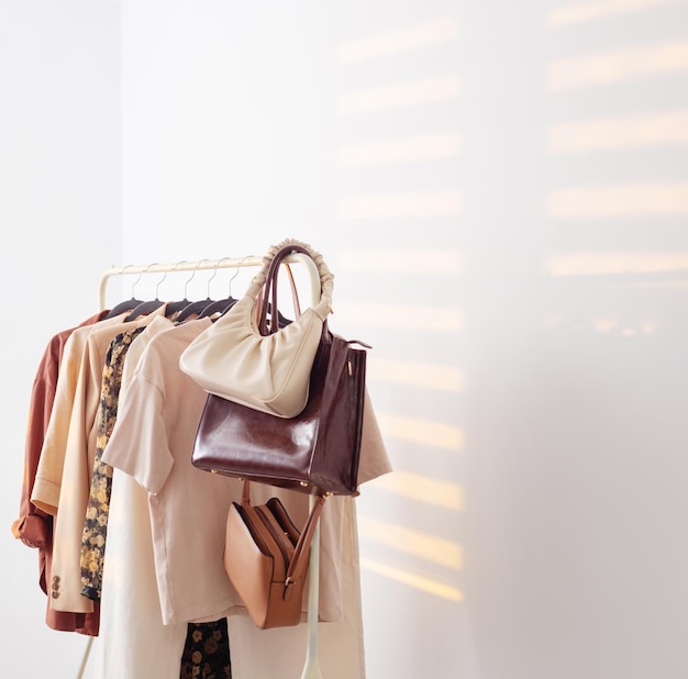 Guarda-roupa de verão cápsula bege feminino no quarto branco