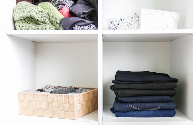 Guarda-roupa em casa com roupas diferentes. organização do espaço pequeno. o contraste entre ordem e desordem. armazenamento vertical