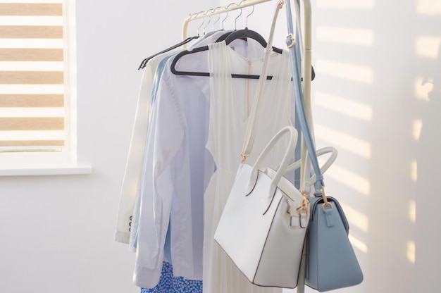 Guarda-roupa feminino de verão cápsula branca e azul no quarto branco