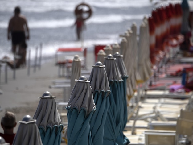 Guarda-sóis de verão na praia da ligúria