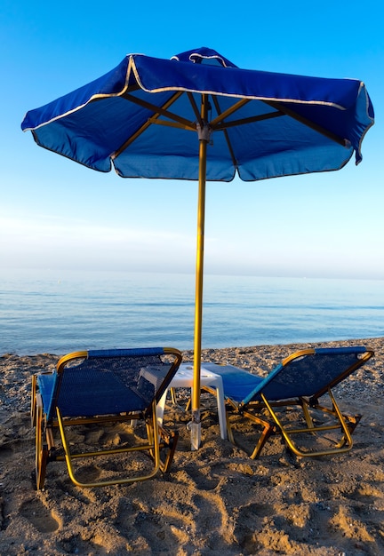 Guarda-sóis e espreguiçadeiras na praia