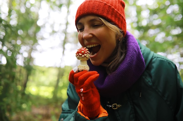 El guardabosques recolecta hongos en el bosque Cosecha de hongos silvestres Caminata al parque forestal con agáricos de mosca