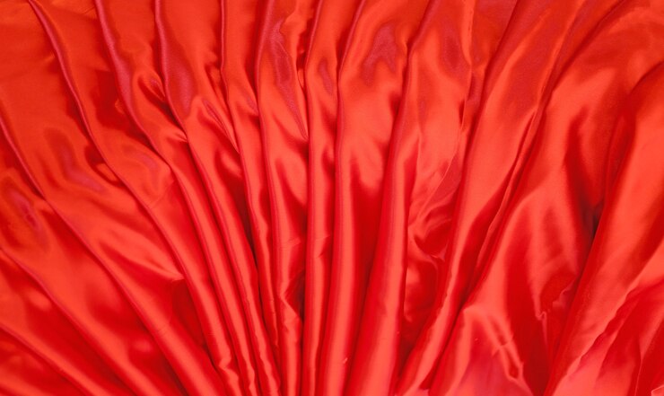 Foto guardanapo vermelho em uma mesa