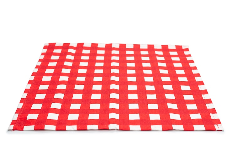 Foto guardanapo vermelho isolado no branco. copie o espaço.