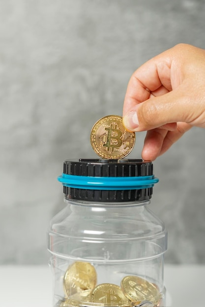 Guardar bitcoin en una alcancía. Concepto de ahorro de nuevas monedas virtuales.