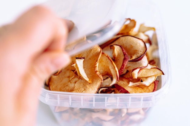 Guardar chips de manzana en una caja de ecoplástico