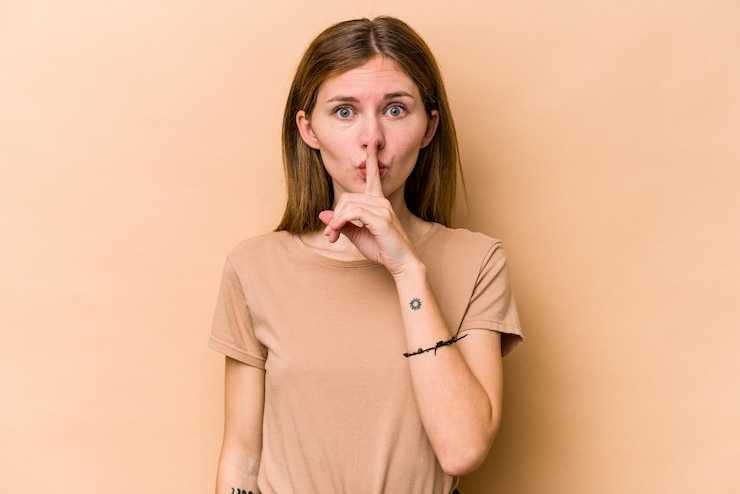 Foto guardar un secreto o pedir silencio