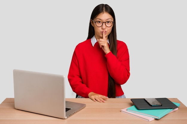 Guardar un secreto o pedir silencio