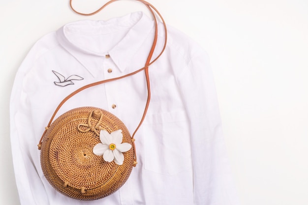 Guardarropa de verano minimalista para mujer - bolso de paja y camisa de lino