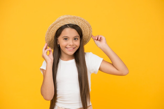 Guardarropa de viaje El sombrero de Panamá será útil este verano Traje de vacaciones de verano Listo para relajarse Moda de verano para chicas adolescentes Pequeña belleza con sombrero de paja Estilo de playa para niños Visita islas tropicales