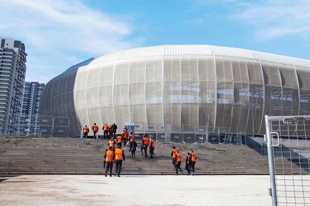 Guardas de segurança entrando no estádio para controlar o estádio antes da partida, controlador de colete laranja