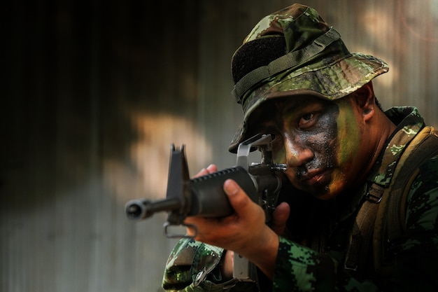 Guardas florestais do exército da Tailândia durante a operação militar