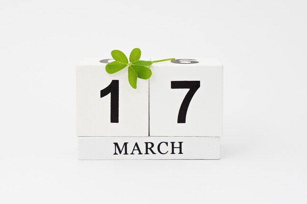 Foto guarde la fecha en el calendario del bloque blanco para el 17 de marzo.
