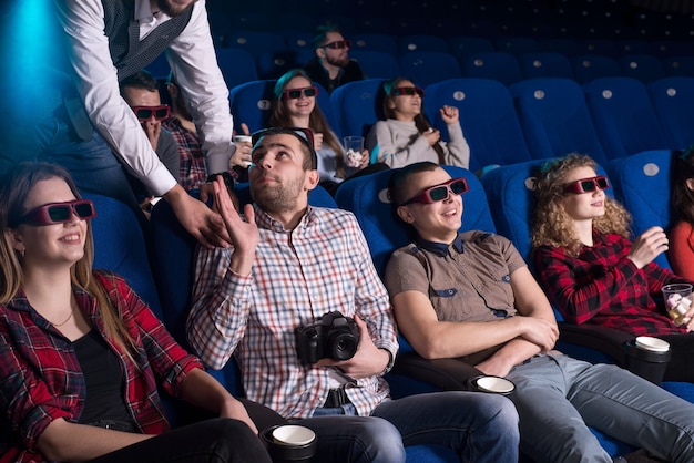 El guardia del cine atrapó a un joven detrás de un video ilegal mientras mostraba la película