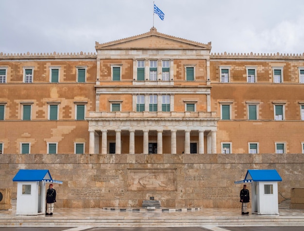 Guardia de los guardias griegos Evzonov en la tumba del soldado desconocido en la plaza Syntagma en Atenas