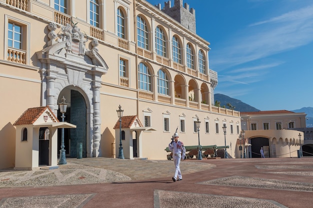 Guardia de Montecarlo con uniforme de verano caminando frente al Palacio Real