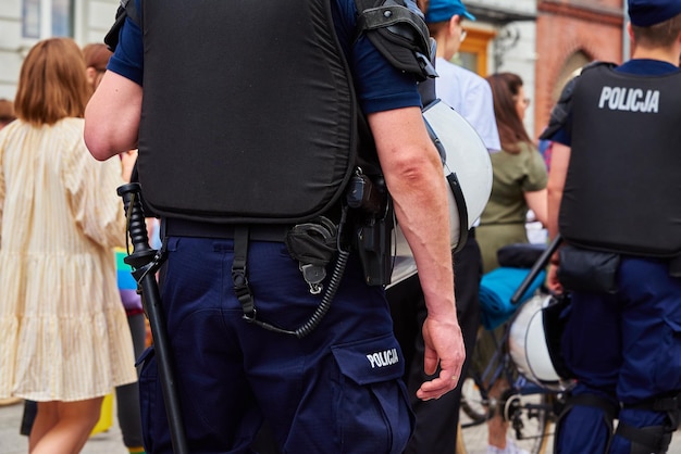 Guardia de policía multitud de personas en manifestación en Polonia