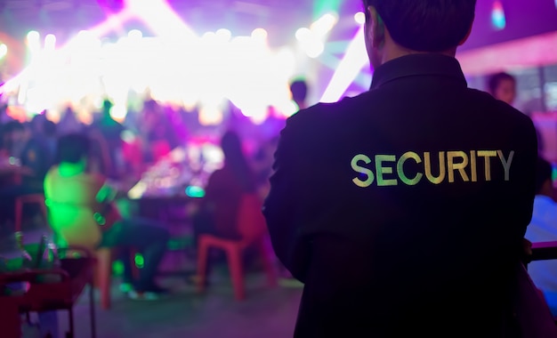 Guardia de seguridad asiáticos en una discoteca