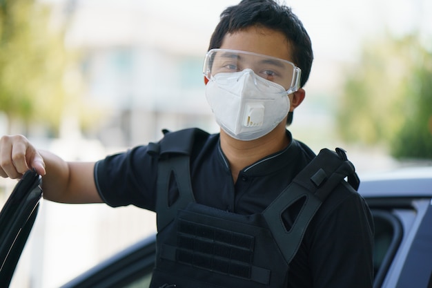 Guardia de seguridad del hombre con mascarilla