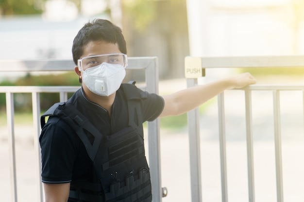 Guardia de seguridad del hombre con mascarilla