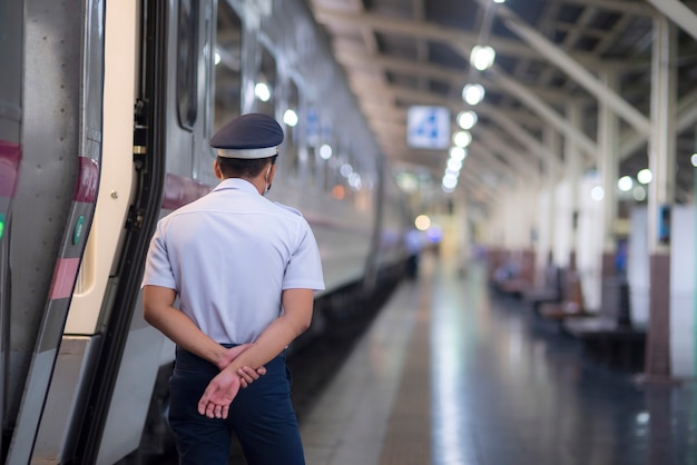 Un guardia de seguridad monta guardia en una estación de tren.