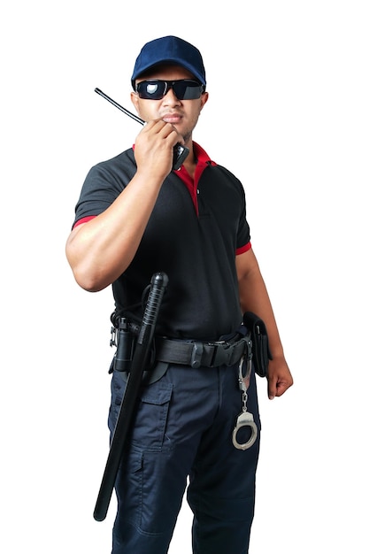 El guardia de seguridad usa anteojos oscuros y usa un sombrero. Sostiene un walkie-talkie con bastones de goma listos y esposas en un cinturón táctico sobre un fondo blanco aislado Eliminar el concepto de seguridad