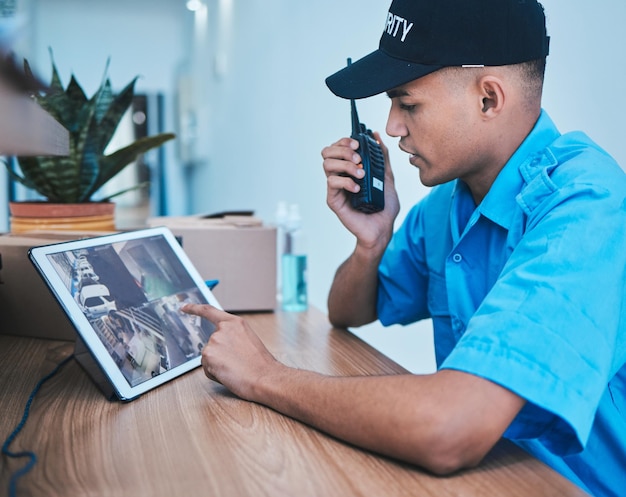 Foto guardia de seguridad walkie talkie y hombre en tableta en sistema cctv de vigilancia y monitor inteligente cámara de tecnología y oficial serio en radio en escritorio en servicio de investigación de seguridad y automatización