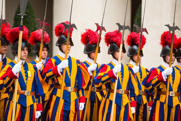 Guardia suiza papal en uniforme