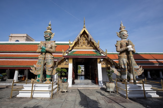 Guardián demonio gigante de pie delante de la puerta de Wat Phra Kaew (Gran Palacio) en Bangkok, Tailandia