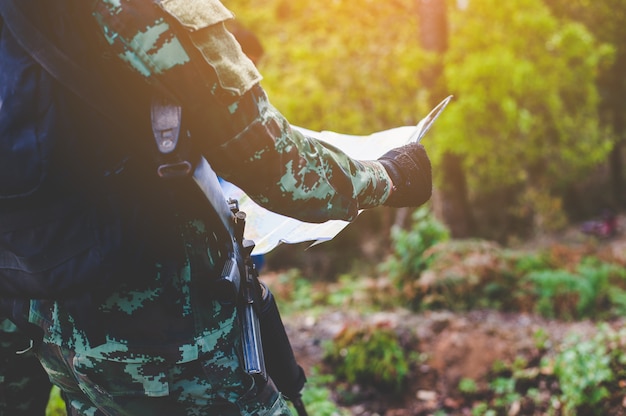 Foto guardián estar en el bosque de la frontera