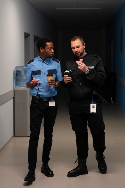 Foto guardias de seguridad en el lugar de trabajo