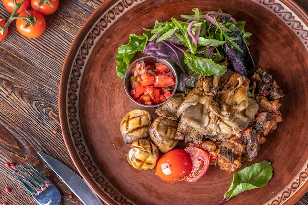 Foto guarnição de cogumelos com salsa de legumes e tomate prato de restaurante de comida vegetariana fechar