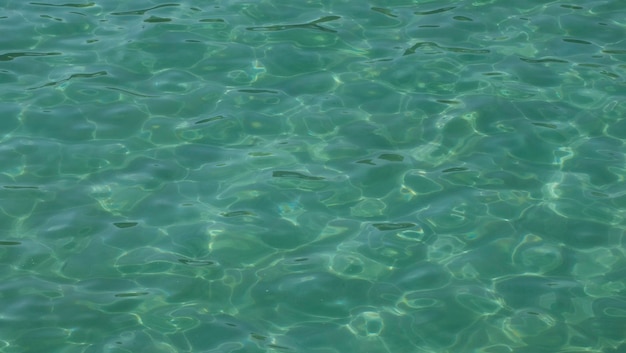 Águas azuis e cristalinas do Mar Mediterrâneo na ilha de Maiorca