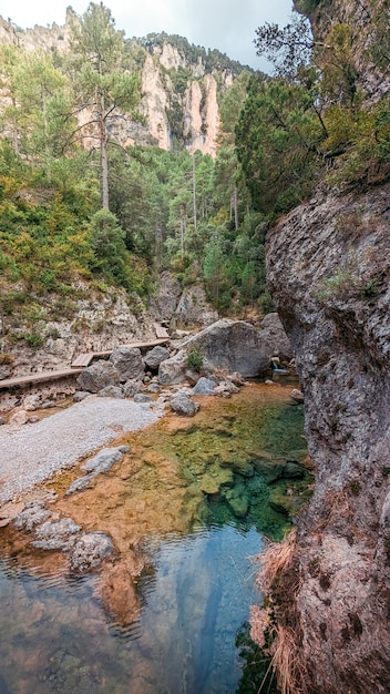 Águas azul-turquesa do rio Matarraa em Beceite Gorges Teruel Um paraíso para os amantes da natureza