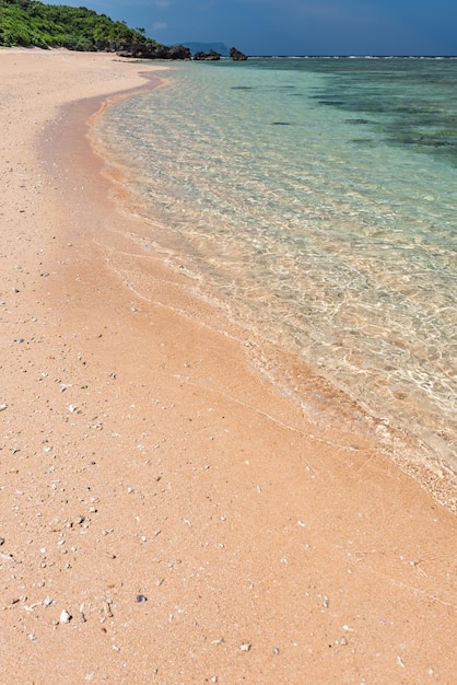 Águas cristalinas do mar com dia ensolarado de areias claras de superfície brilhante em uma praia selvagem