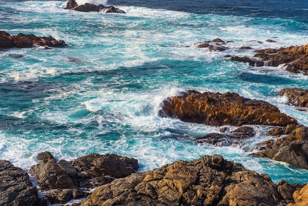 Águas turquesas espumosas do Oceano Pacífico