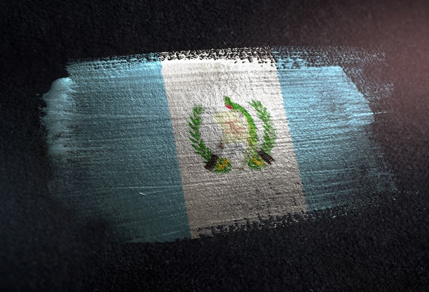 Guatemala-Flagge gemacht von der metallischen Bürsten-Farbe auf dunkler Wand des Schmutzes